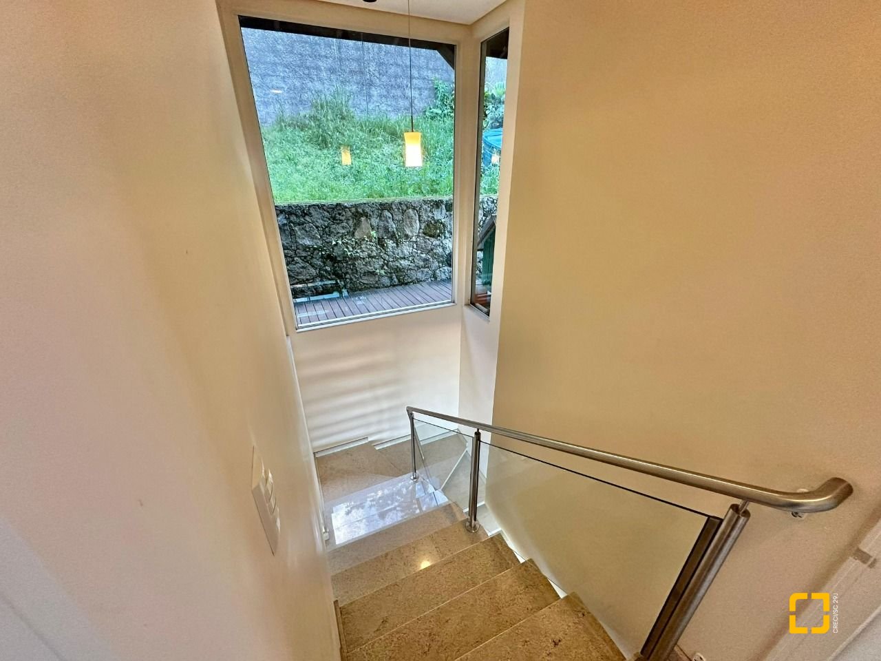 Casa com 350m², 6 quartos (sendo 3 suítes), 4 garagens, no bairro Morro das Pedras em Florianópolis
