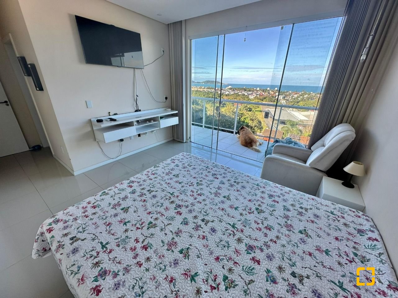 Casa com 350m², 6 quartos (sendo 3 suítes), 4 garagens, no bairro Morro das Pedras em Florianópolis