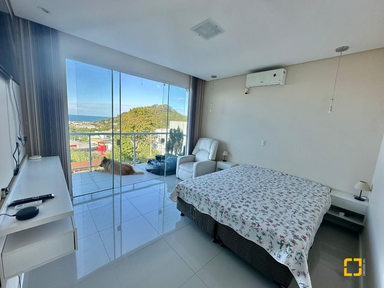 Casa com 350m², 6 quartos (sendo 3 suítes), 4 garagens, no bairro Morro das Pedras em Florianópolis