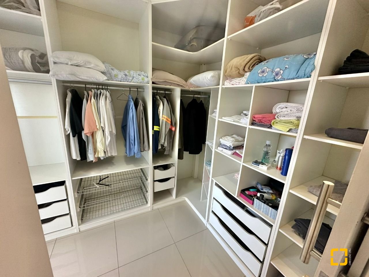 Casa com 350m², 6 quartos (sendo 3 suítes), 4 garagens, no bairro Morro das Pedras em Florianópolis