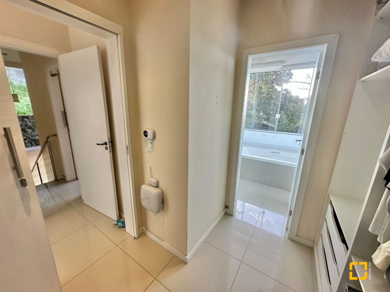 Casa com 350m², 6 quartos (sendo 3 suítes), 4 garagens, no bairro Morro das Pedras em Florianópolis