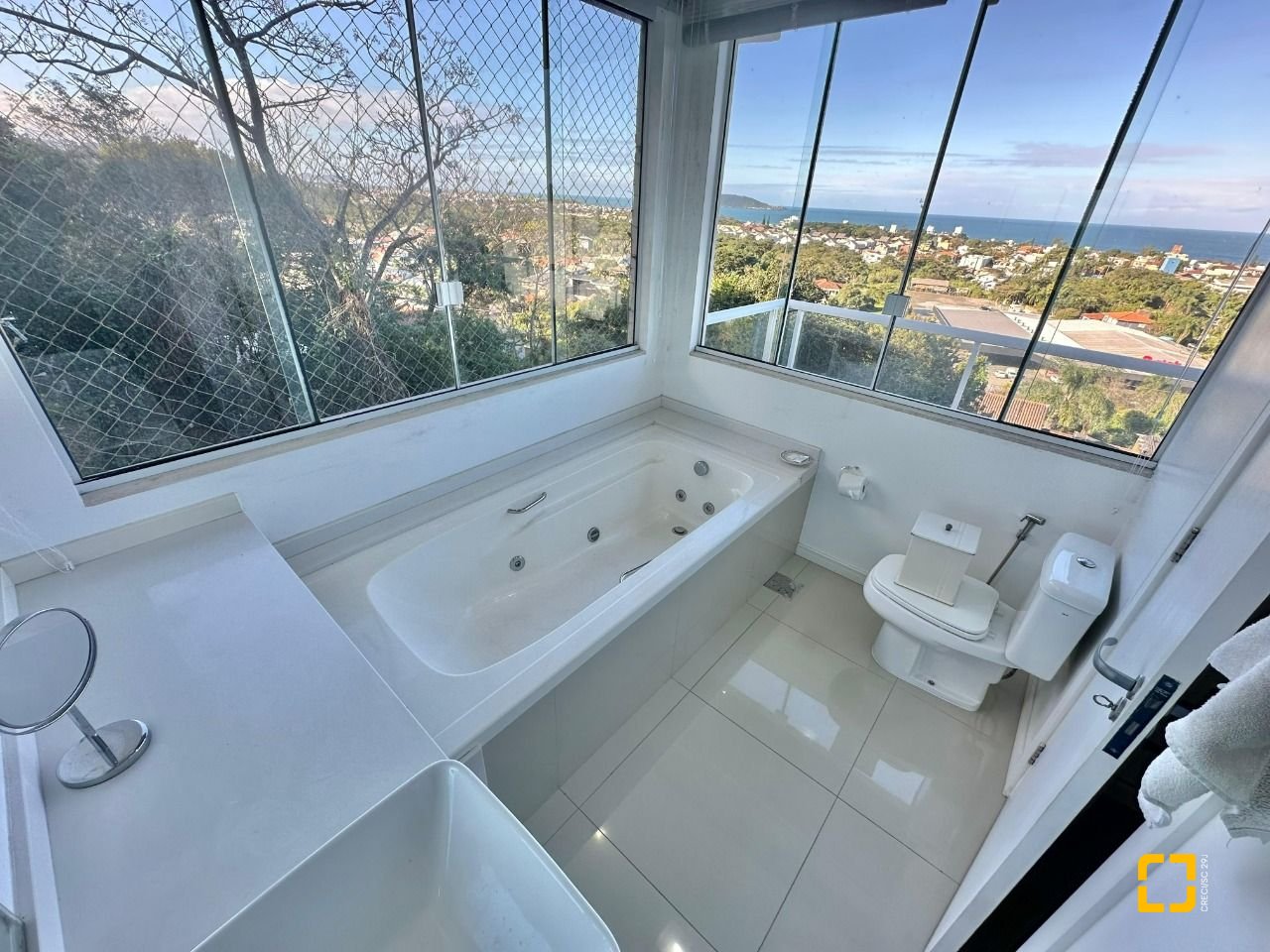 Casa com 350m², 6 quartos (sendo 3 suítes), 4 garagens, no bairro Morro das Pedras em Florianópolis