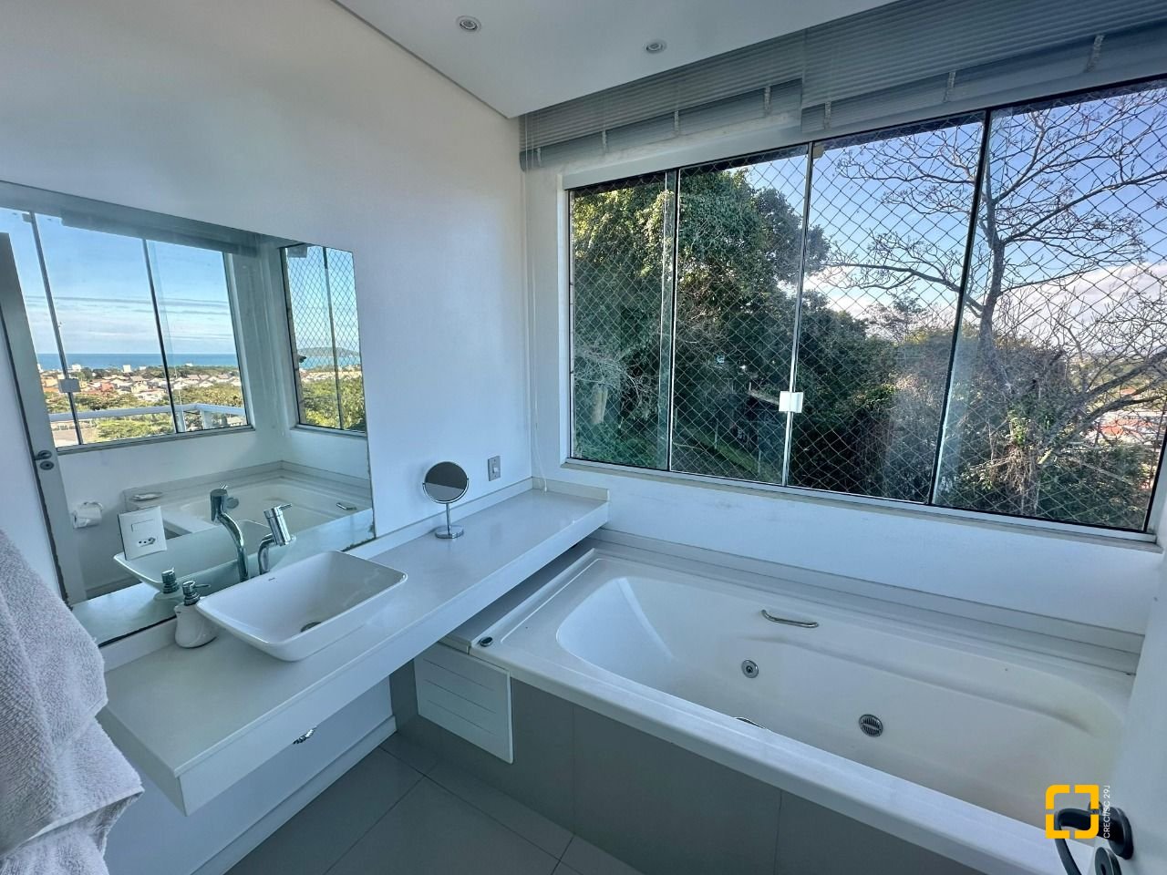 Casa com 350m², 6 quartos (sendo 3 suítes), 4 garagens, no bairro Morro das Pedras em Florianópolis