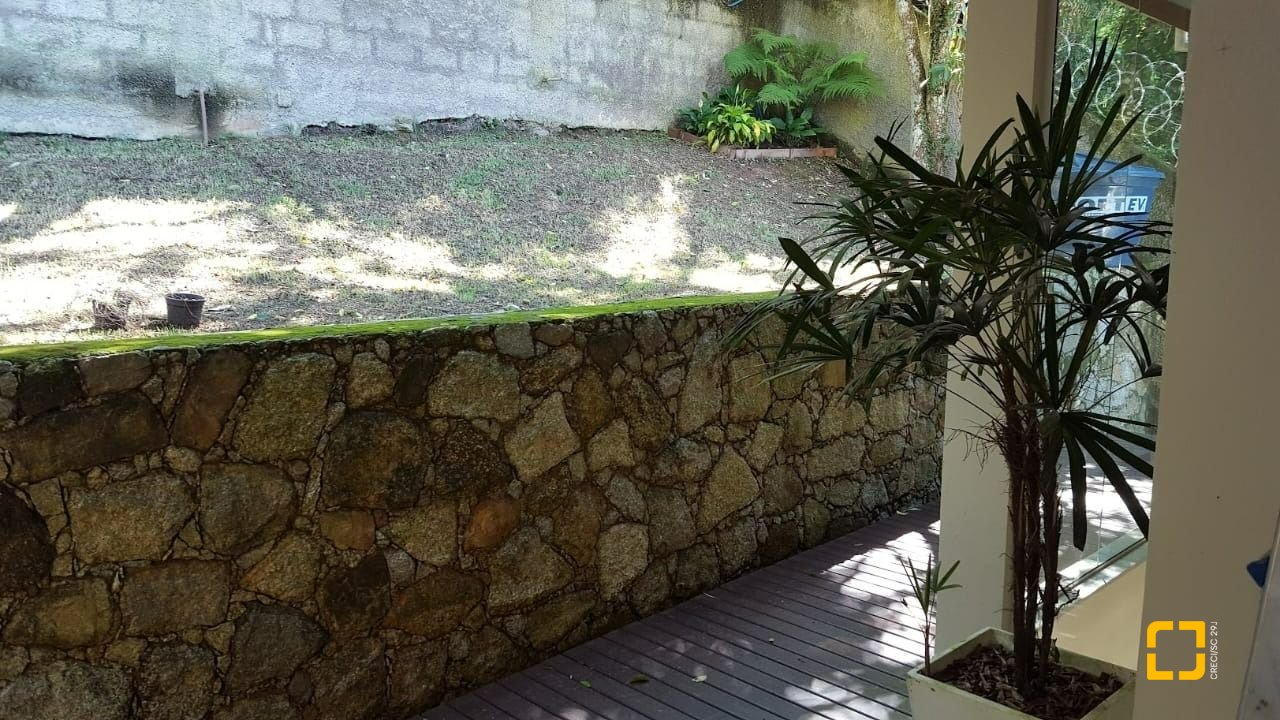 Casa com 350m², 6 quartos (sendo 3 suítes), 4 garagens, no bairro Morro das Pedras em Florianópolis