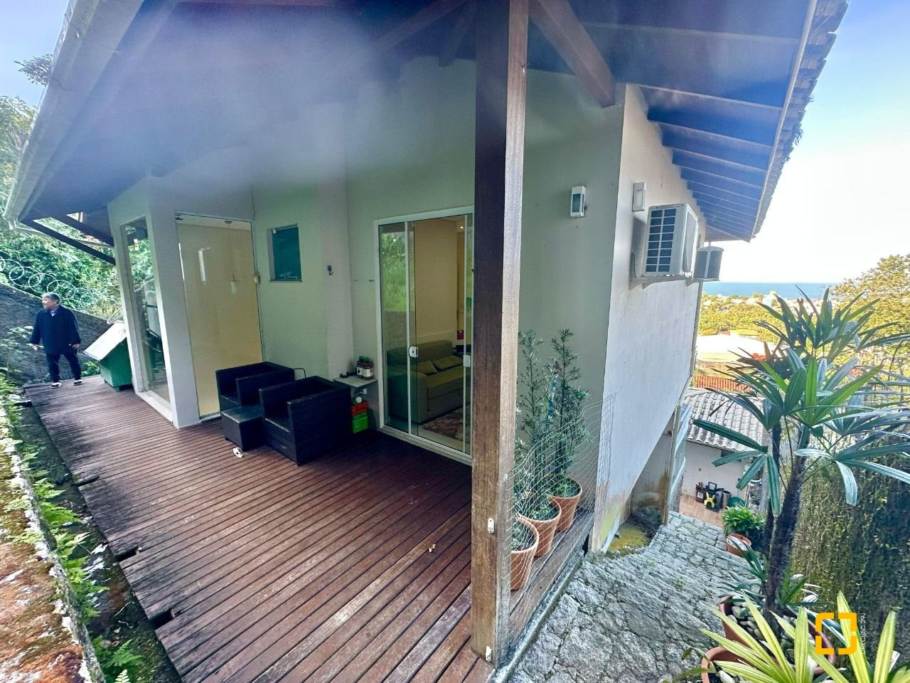 Casa com 350m², 6 quartos (sendo 3 suítes), 4 garagens, no bairro Morro das Pedras em Florianópolis