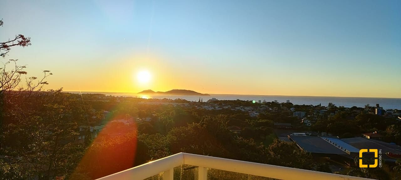 Casa com 350m², 6 quartos (sendo 3 suítes), 4 garagens, no bairro Morro das Pedras em Florianópolis