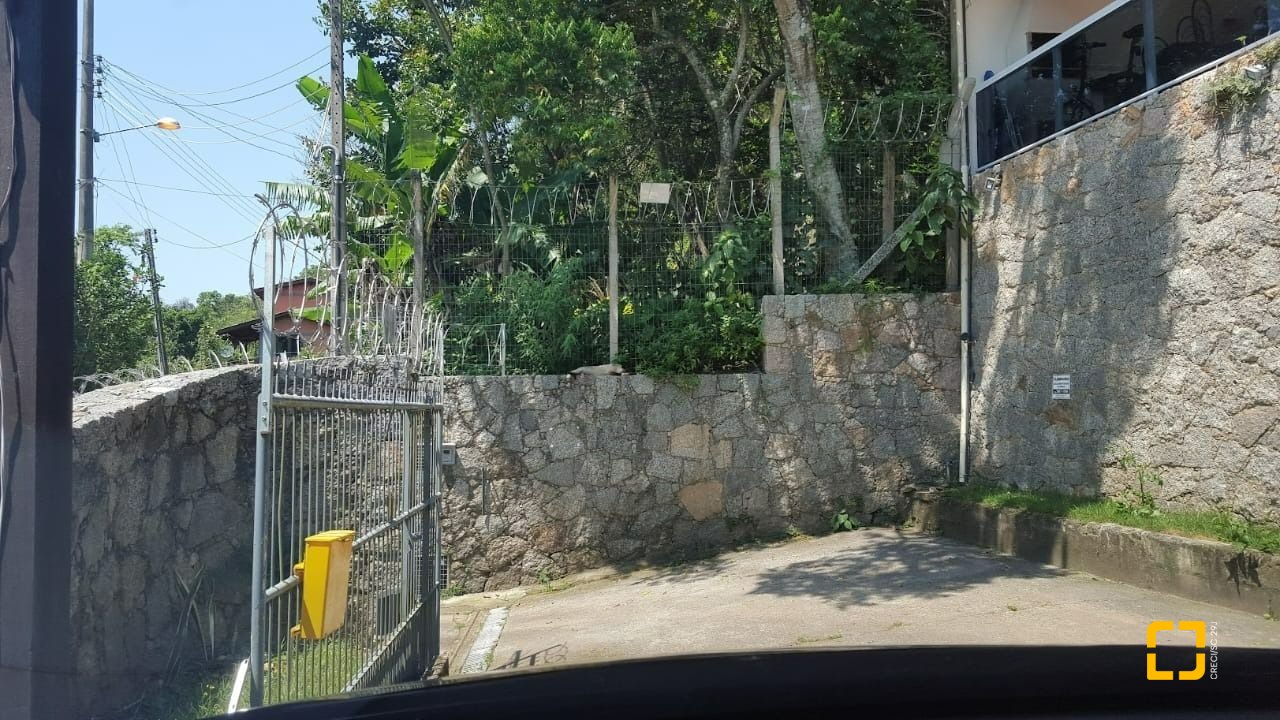 Casa com 350m², 6 quartos (sendo 3 suítes), 4 garagens, no bairro Morro das Pedras em Florianópolis