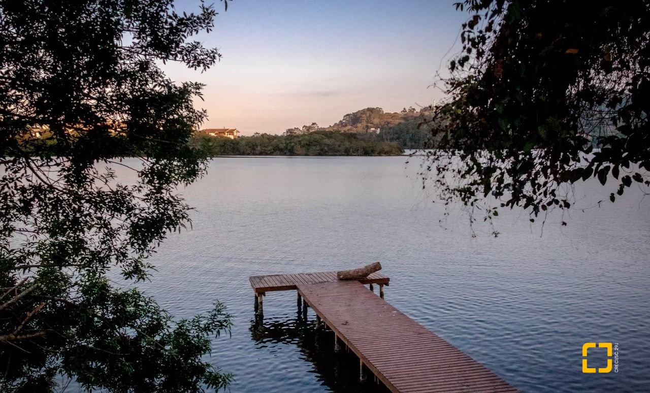 Casa de Condomínio com 141m², 4 quartos (sendo 2 suítes), 2 garagens, no bairro Lagoa da Conceição em Florianópolis
