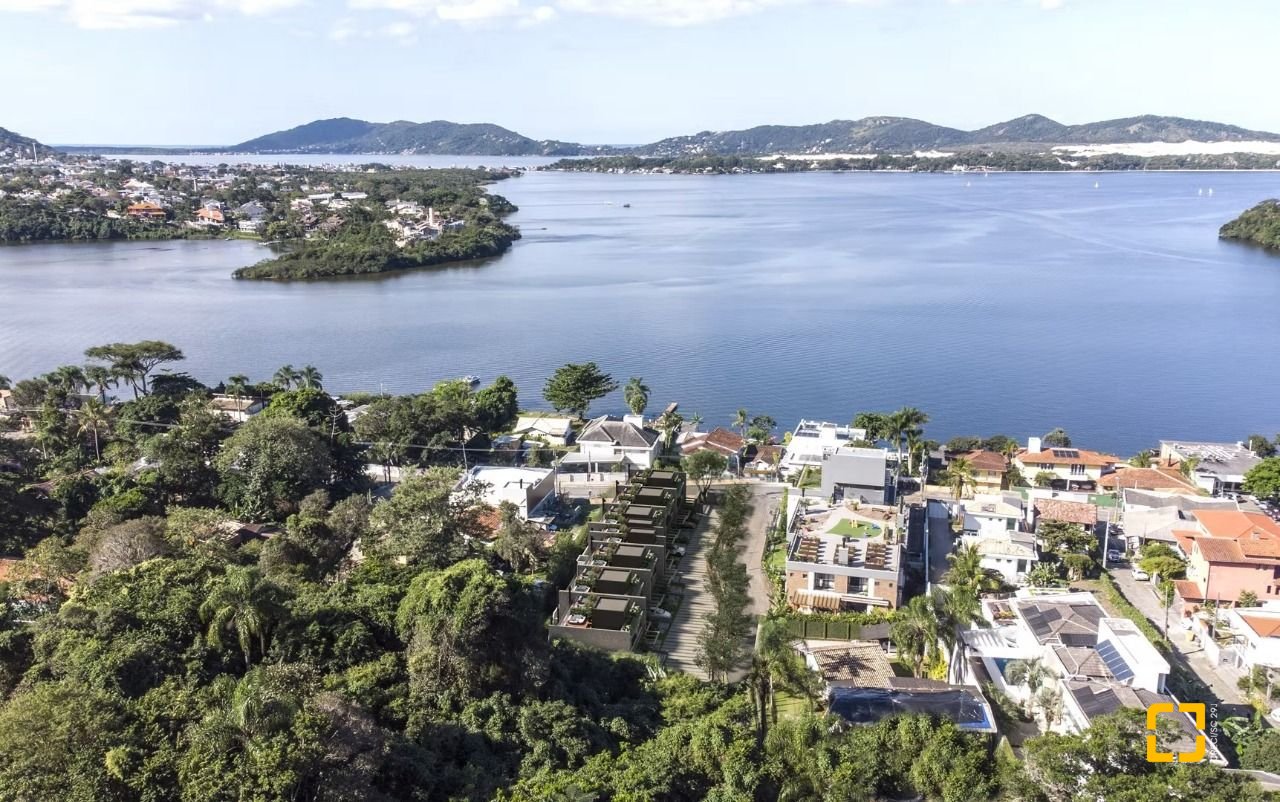 Casa de Condomínio com 141m², 4 quartos (sendo 2 suítes), 2 garagens, no bairro Lagoa da Conceição em Florianópolis