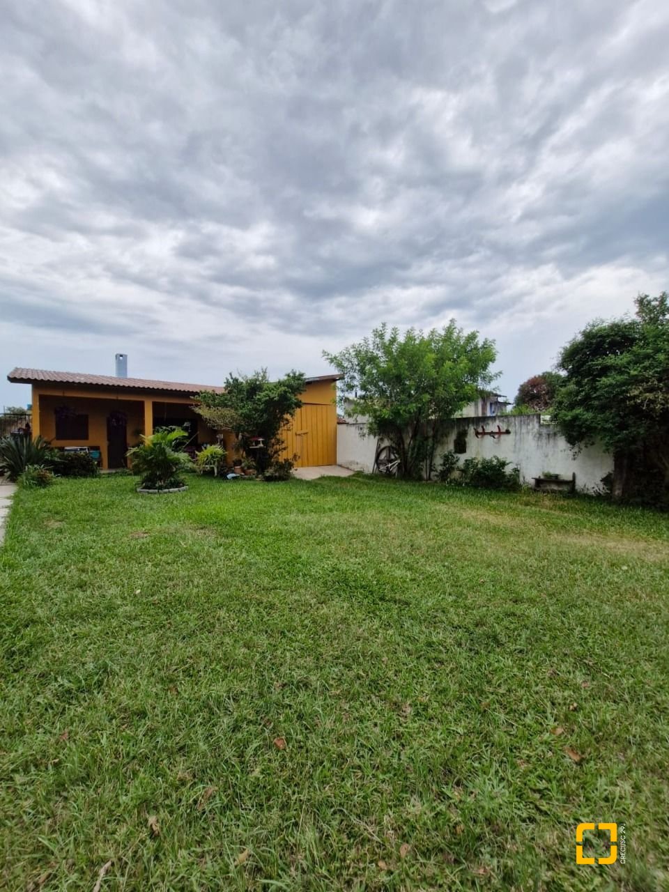 Casa com 150m², 5 quartos (sendo 1 suíte), 2 garagens, no bairro Rio Vermelho em Florianópolis