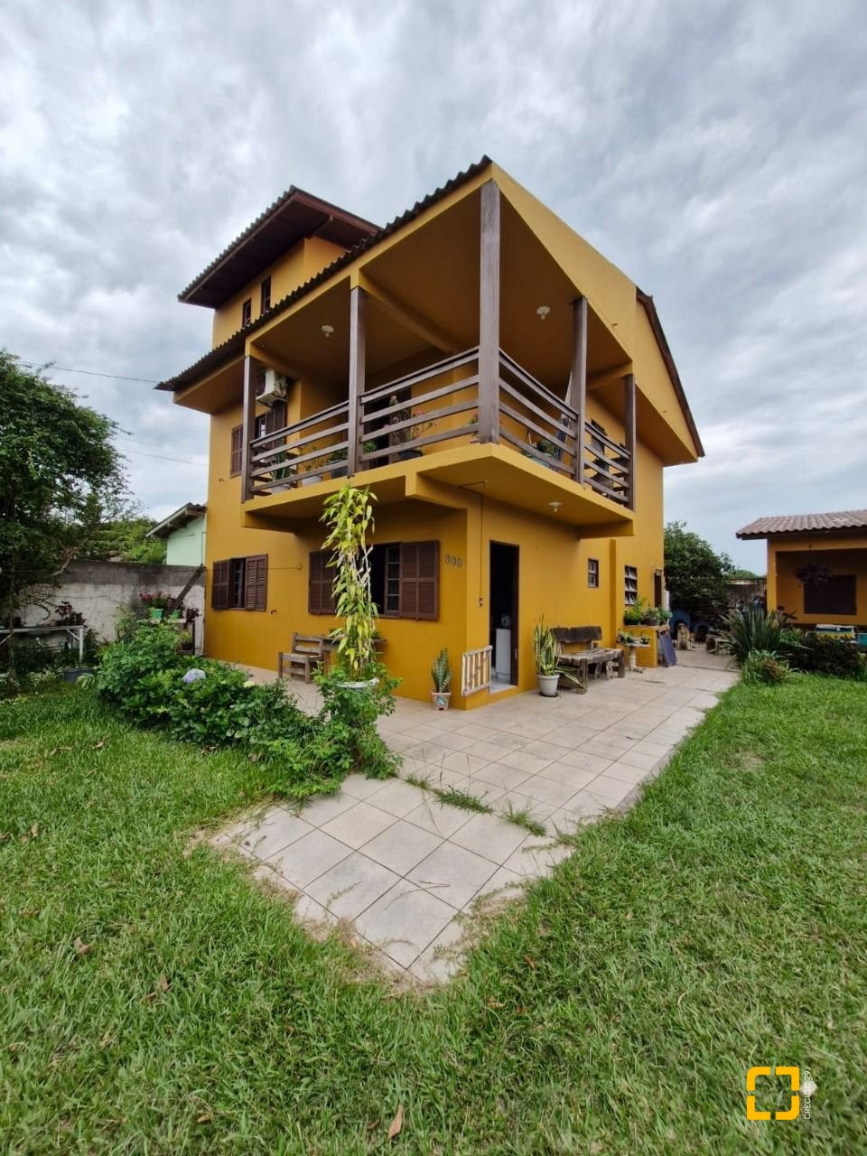 Casa com 150m², 5 quartos (sendo 1 suíte), 2 garagens, no bairro Rio Vermelho em Florianópolis