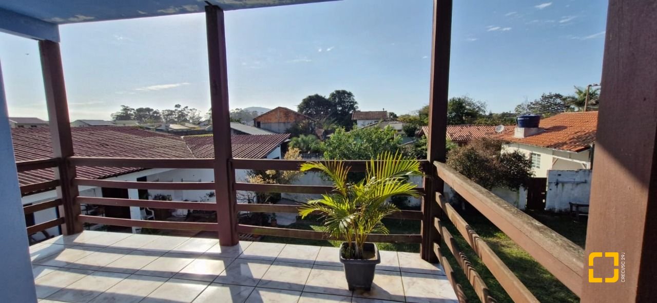 Casa com 150m², 5 quartos (sendo 1 suíte), 2 garagens, no bairro Rio Vermelho em Florianópolis