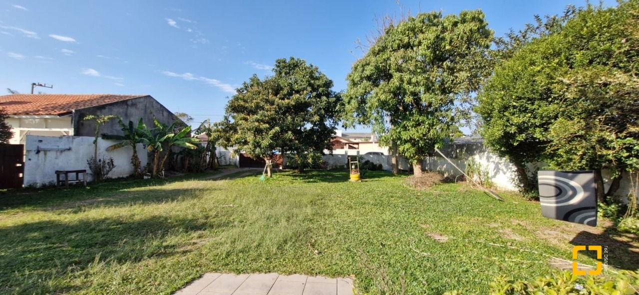 Casa com 150m², 5 quartos (sendo 1 suíte), 2 garagens, no bairro Rio Vermelho em Florianópolis