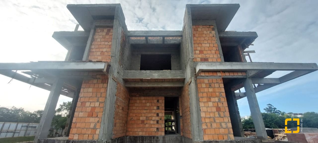 Casa com 128m², 5 quartos (sendo 2 suítes), 1 garagem, no bairro Campeche em Florianópolis