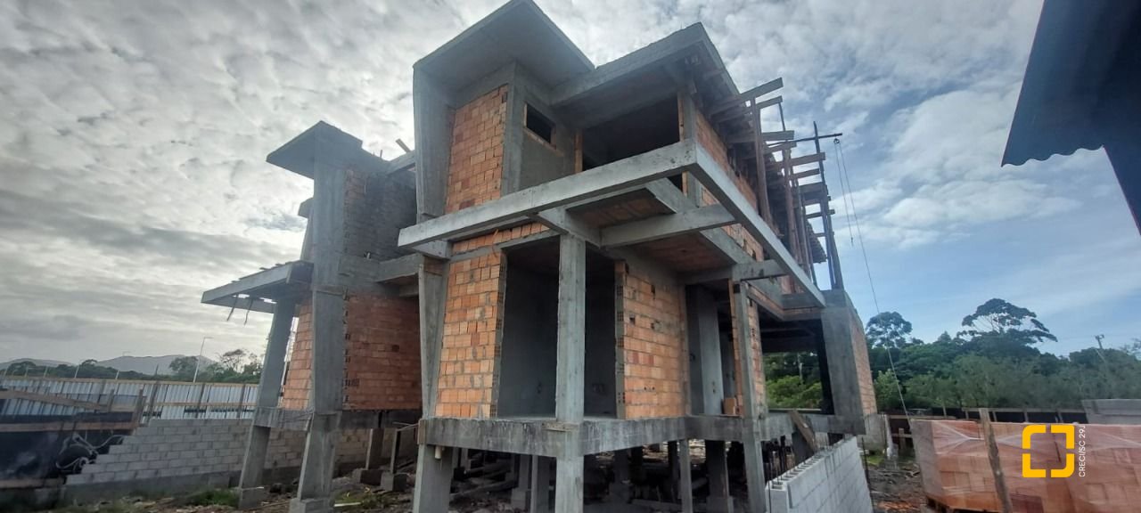 Casa com 128m², 5 quartos (sendo 2 suítes), 1 garagem, no bairro Campeche em Florianópolis