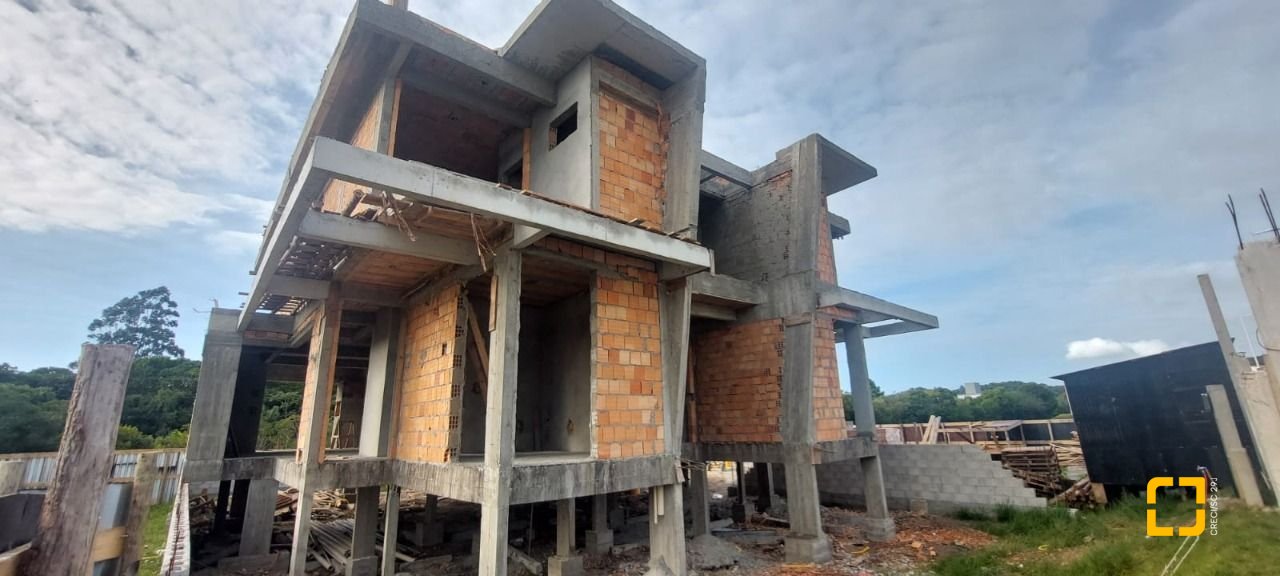 Casa com 128m², 5 quartos (sendo 2 suítes), 1 garagem, no bairro Campeche em Florianópolis