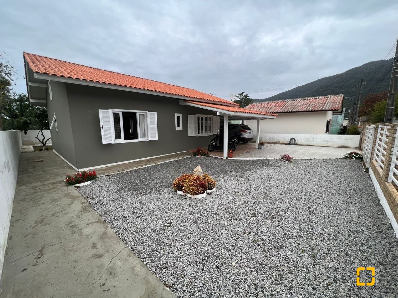 Casa com 140m², 4 quartos (sendo 1 suíte), 2 garagens, no bairro Rio Vermelho em Florianópolis