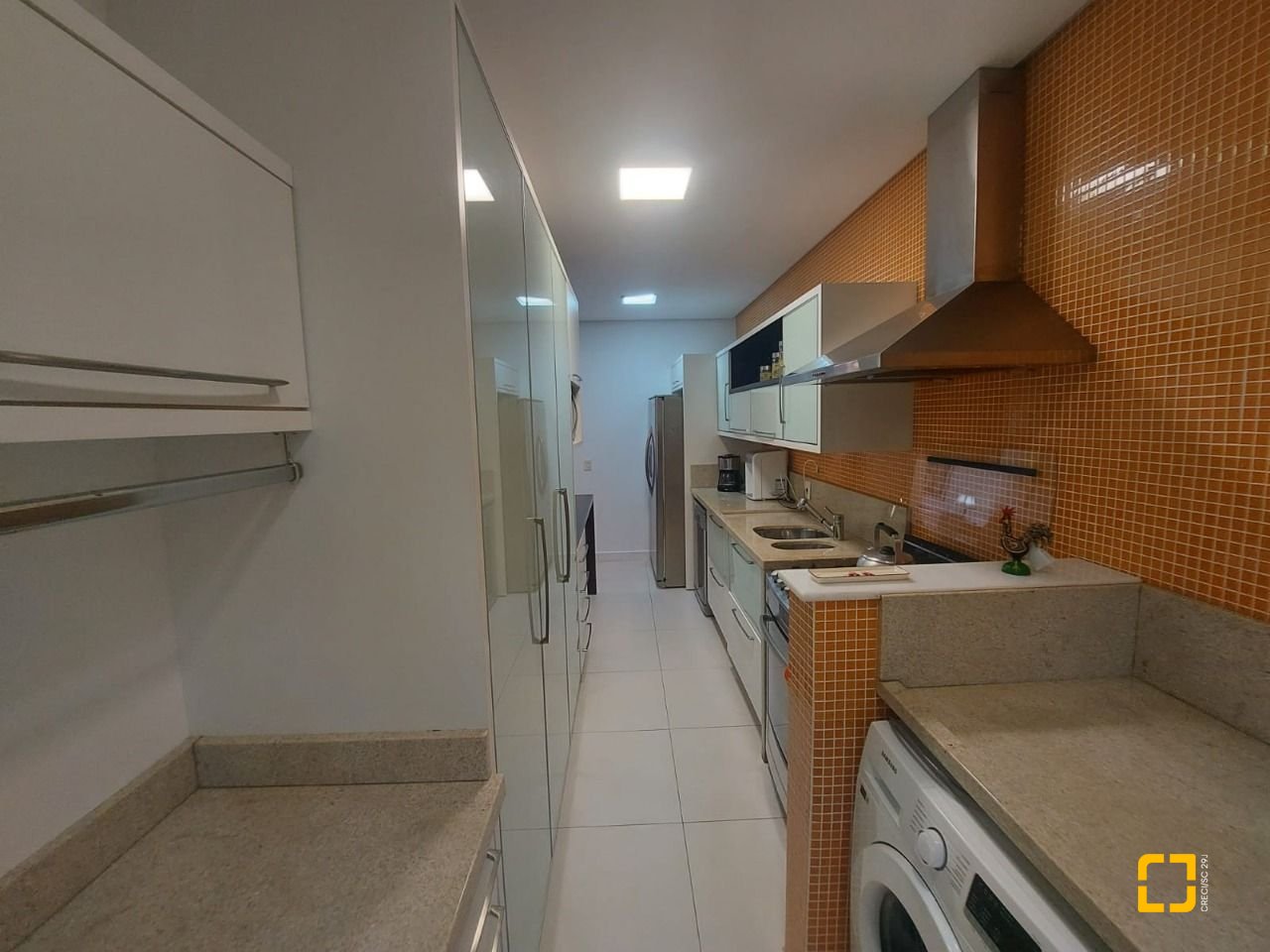 Prédio com 475m², 8 garagens, no bairro Canasvieiras em Florianópolis