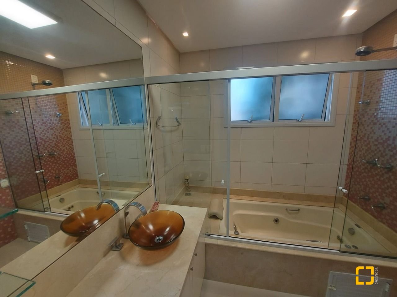 Prédio com 475m², 8 garagens, no bairro Canasvieiras em Florianópolis