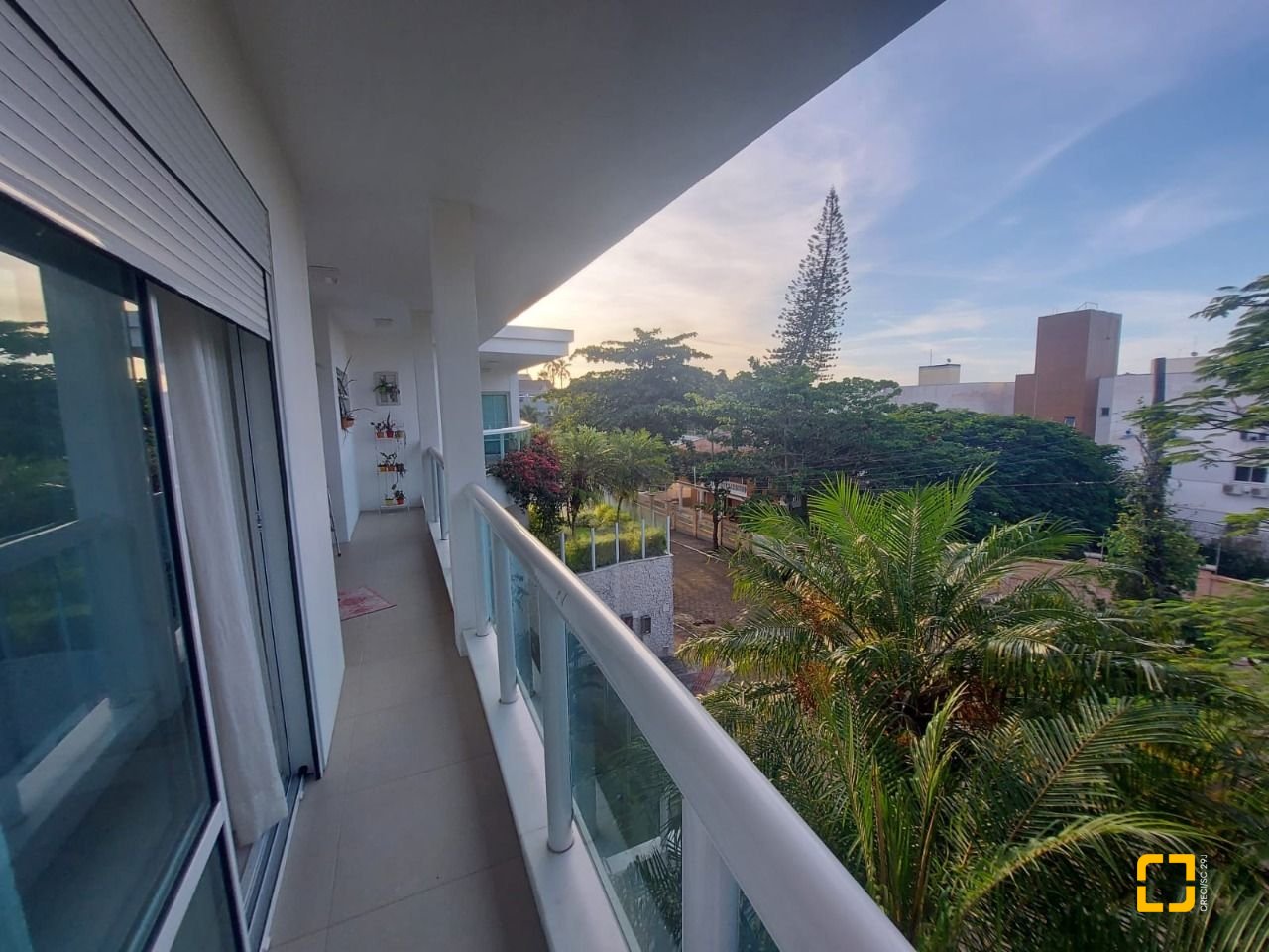 Prédio com 475m², 8 garagens, no bairro Canasvieiras em Florianópolis
