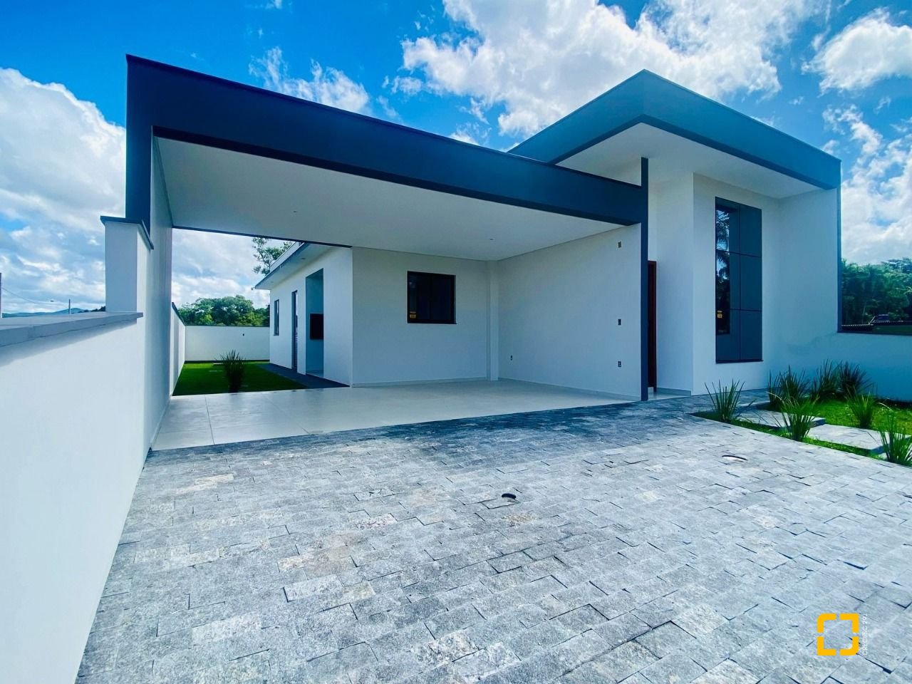 Casa com 128m², 3 quartos (sendo 1 suíte), 2 garagens, no bairro Sertão do Maruim em São José
