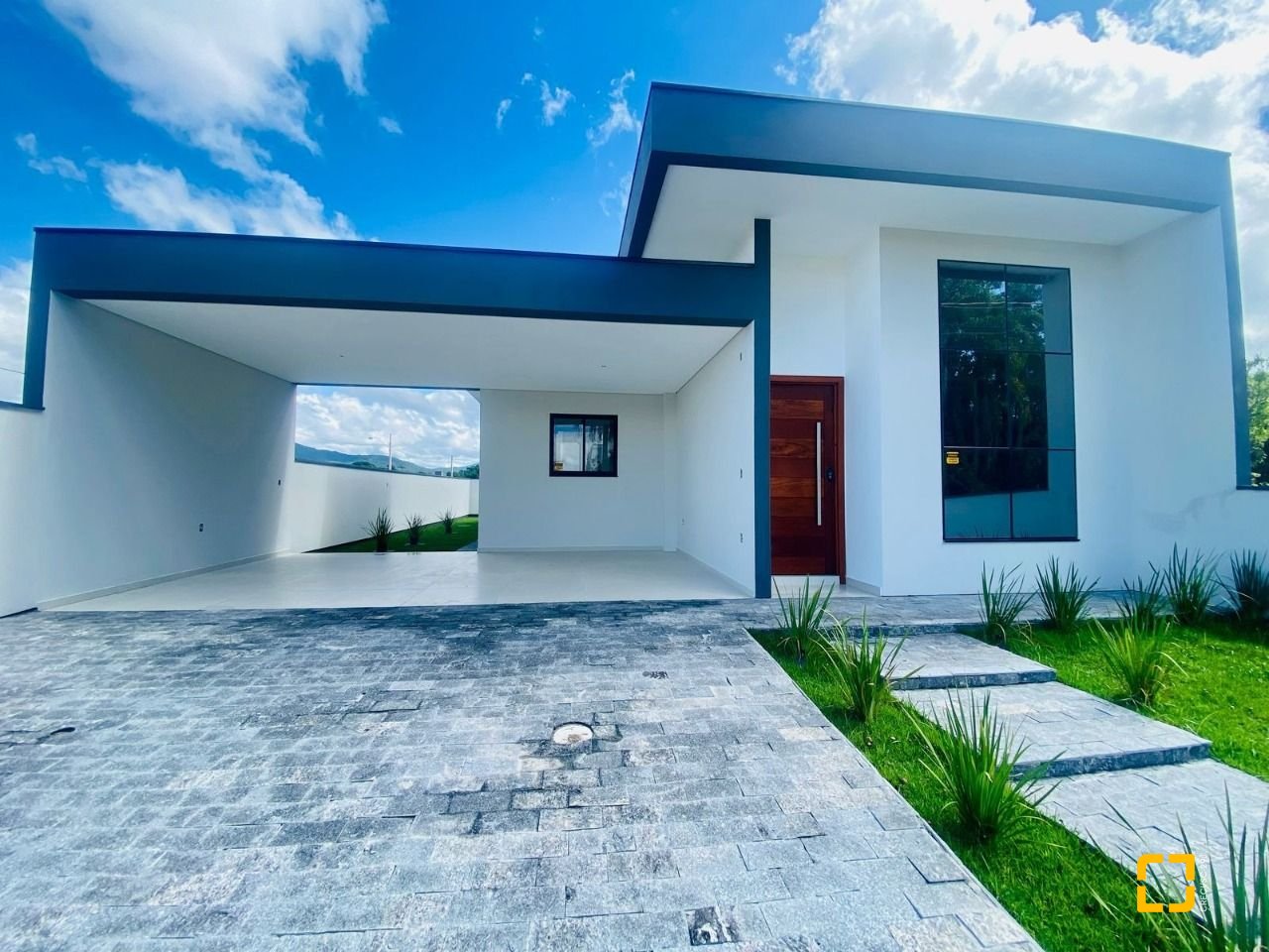 Casa com 128m², 3 quartos (sendo 1 suíte), 2 garagens, no bairro Sertão do Maruim em São José