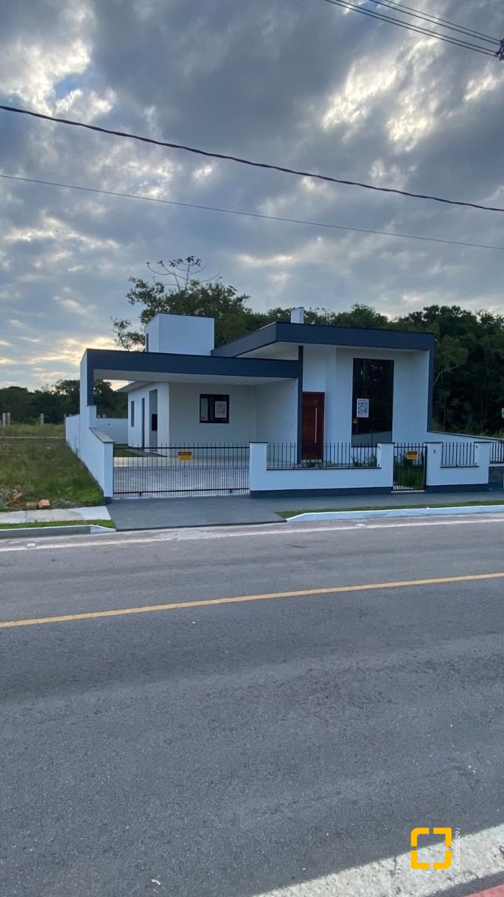 Casa com 128m², 3 quartos (sendo 1 suíte), 2 garagens, no bairro Sertão do Maruim em São José