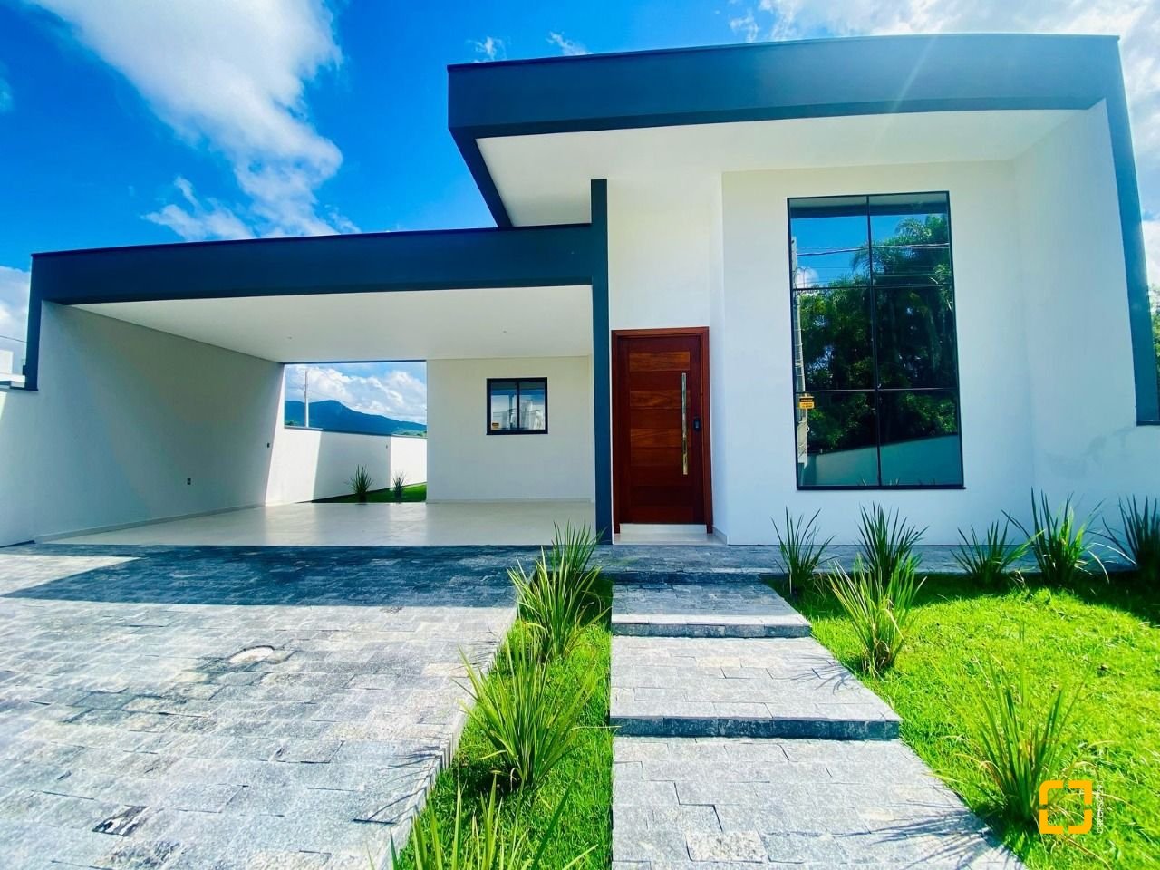 Casa com 128m², 3 quartos (sendo 1 suíte), 2 garagens, no bairro Sertão do Maruim em São José