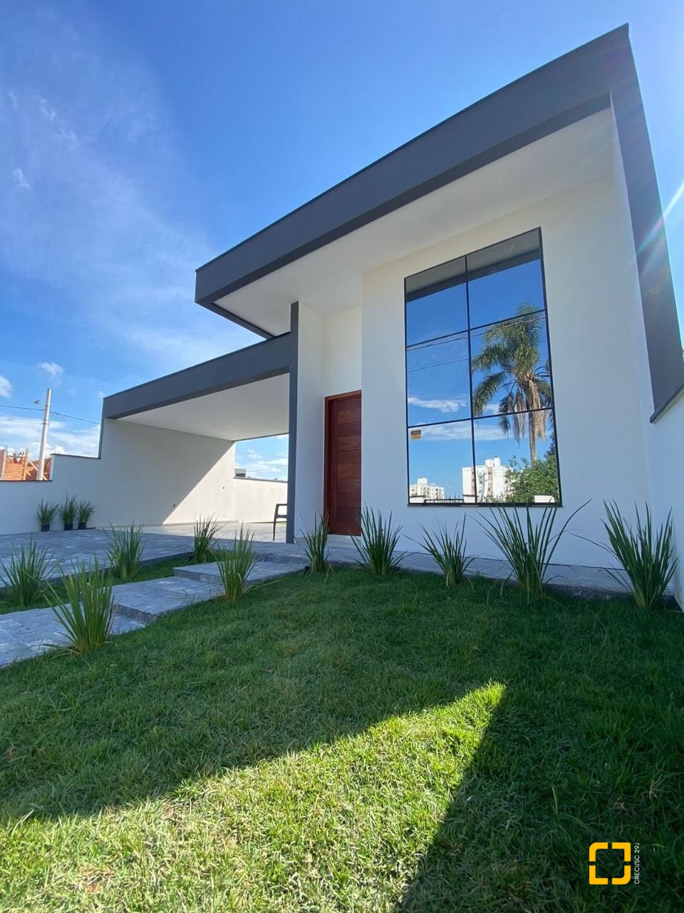 Casa com 128m², 3 quartos (sendo 1 suíte), 2 garagens, no bairro Sertão do Maruim em São José