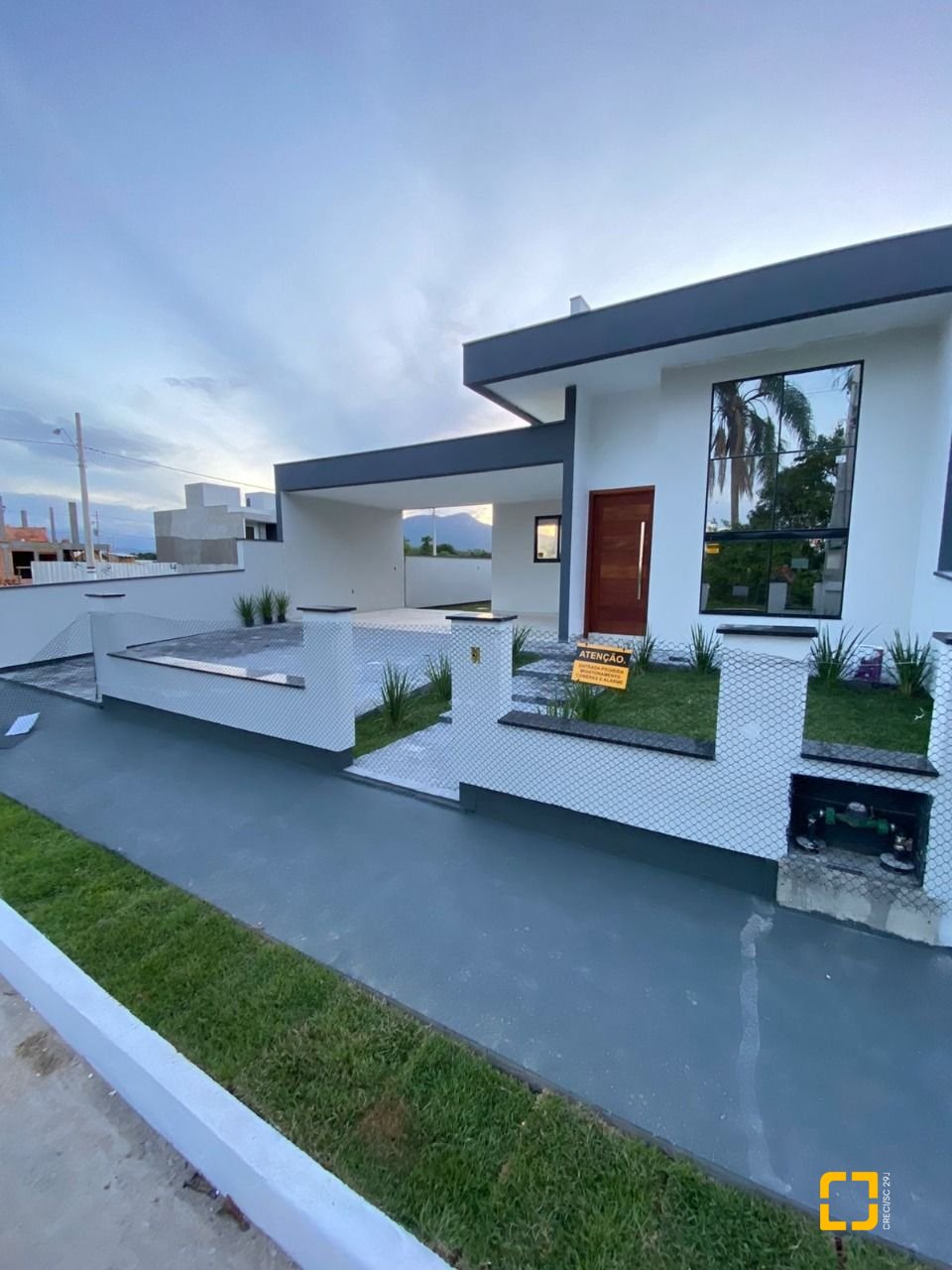 Casa com 128m², 3 quartos (sendo 1 suíte), 2 garagens, no bairro Sertão do Maruim em São José