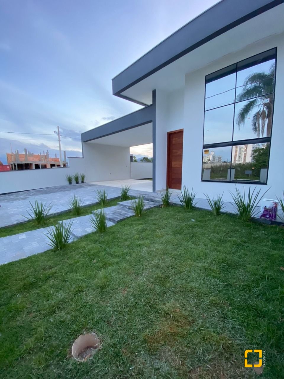 Casa com 128m², 3 quartos (sendo 1 suíte), 2 garagens, no bairro Sertão do Maruim em São José