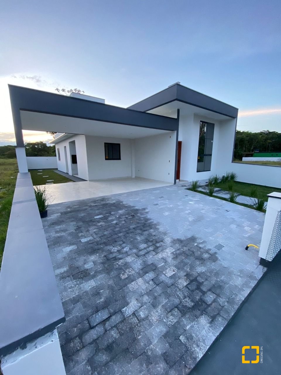Casa com 128m², 3 quartos (sendo 1 suíte), 2 garagens, no bairro Sertão do Maruim em São José