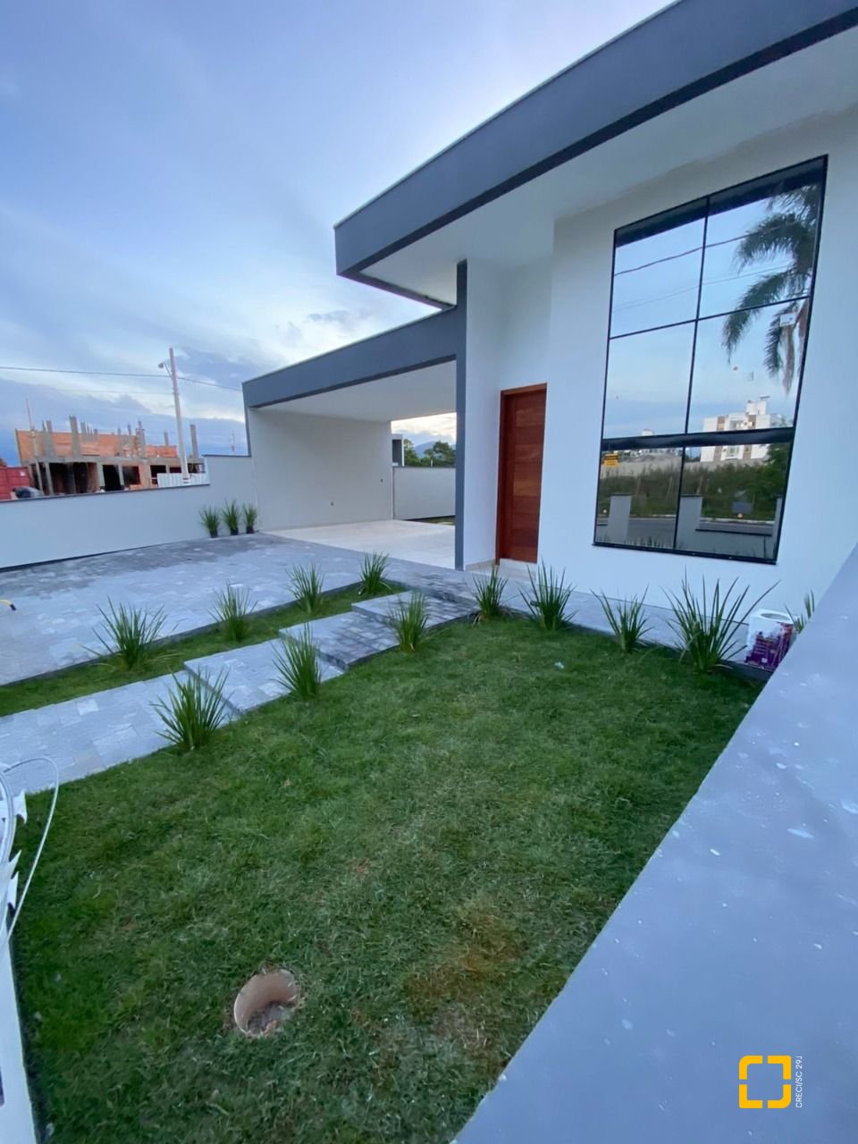 Casa com 128m², 3 quartos (sendo 1 suíte), 2 garagens, no bairro Sertão do Maruim em São José