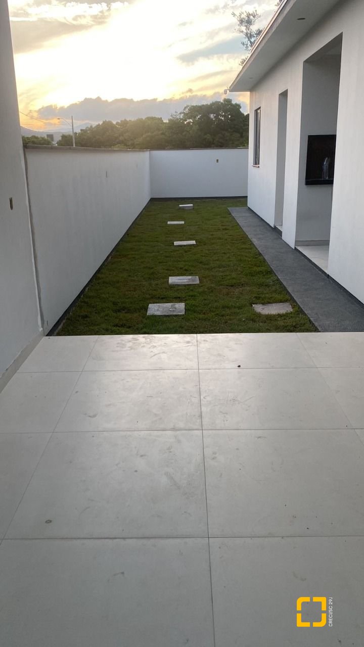 Casa com 128m², 3 quartos (sendo 1 suíte), 2 garagens, no bairro Sertão do Maruim em São José