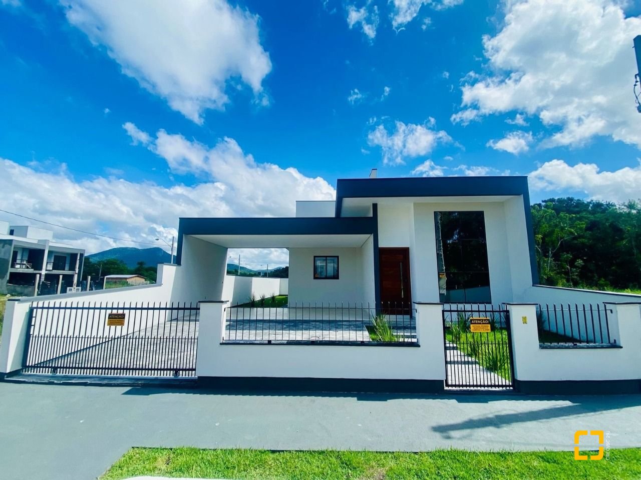 Casa com 128m², 3 quartos (sendo 1 suíte), 2 garagens, no bairro Sertão do Maruim em São José