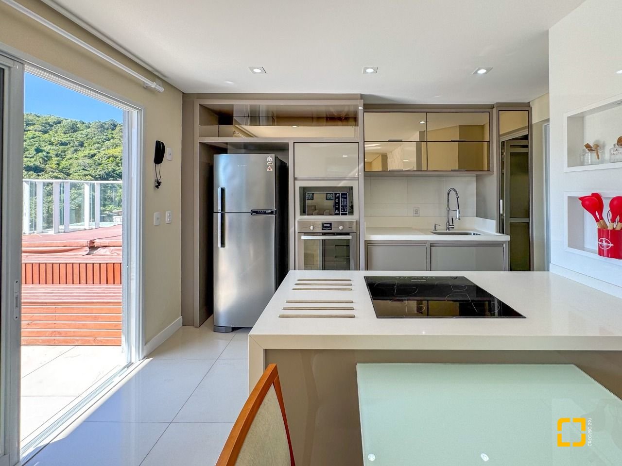 Cobertura com 159m², 4 quartos (sendo 1 suíte), 2 garagens, no bairro Jurerê em Florianópolis
