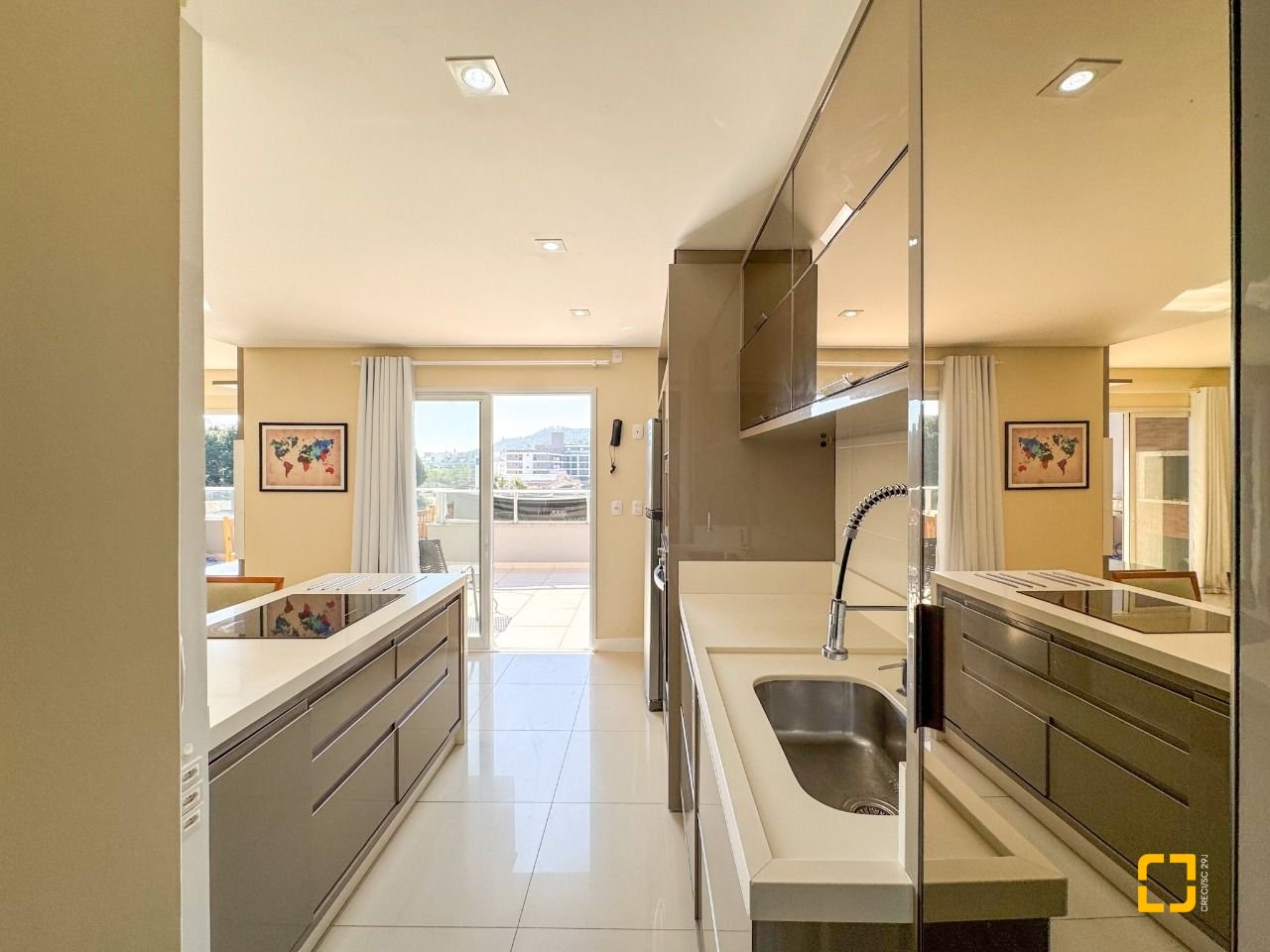 Cobertura com 159m², 4 quartos (sendo 1 suíte), 2 garagens, no bairro Jurerê em Florianópolis