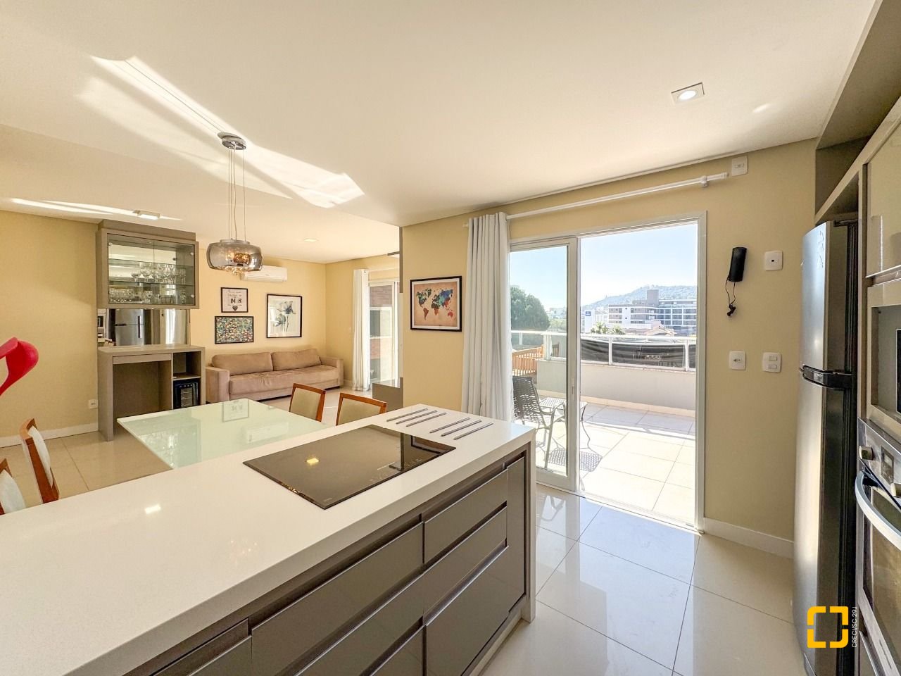 Cobertura com 159m², 4 quartos (sendo 1 suíte), 2 garagens, no bairro Jurerê em Florianópolis