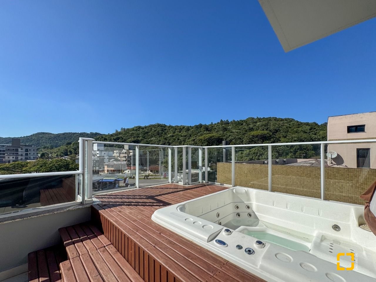Cobertura com 159m², 4 quartos (sendo 1 suíte), 2 garagens, no bairro Jurerê em Florianópolis