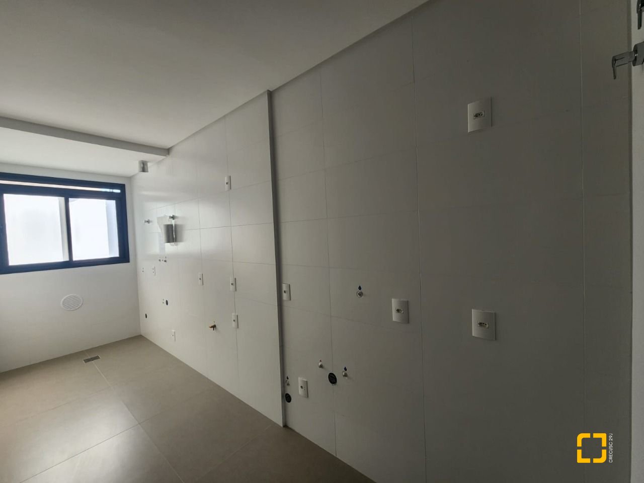 Apartamento com 69m², 4 quartos (sendo 2 suítes), 1 garagem, no bairro Centro em Florianópolis