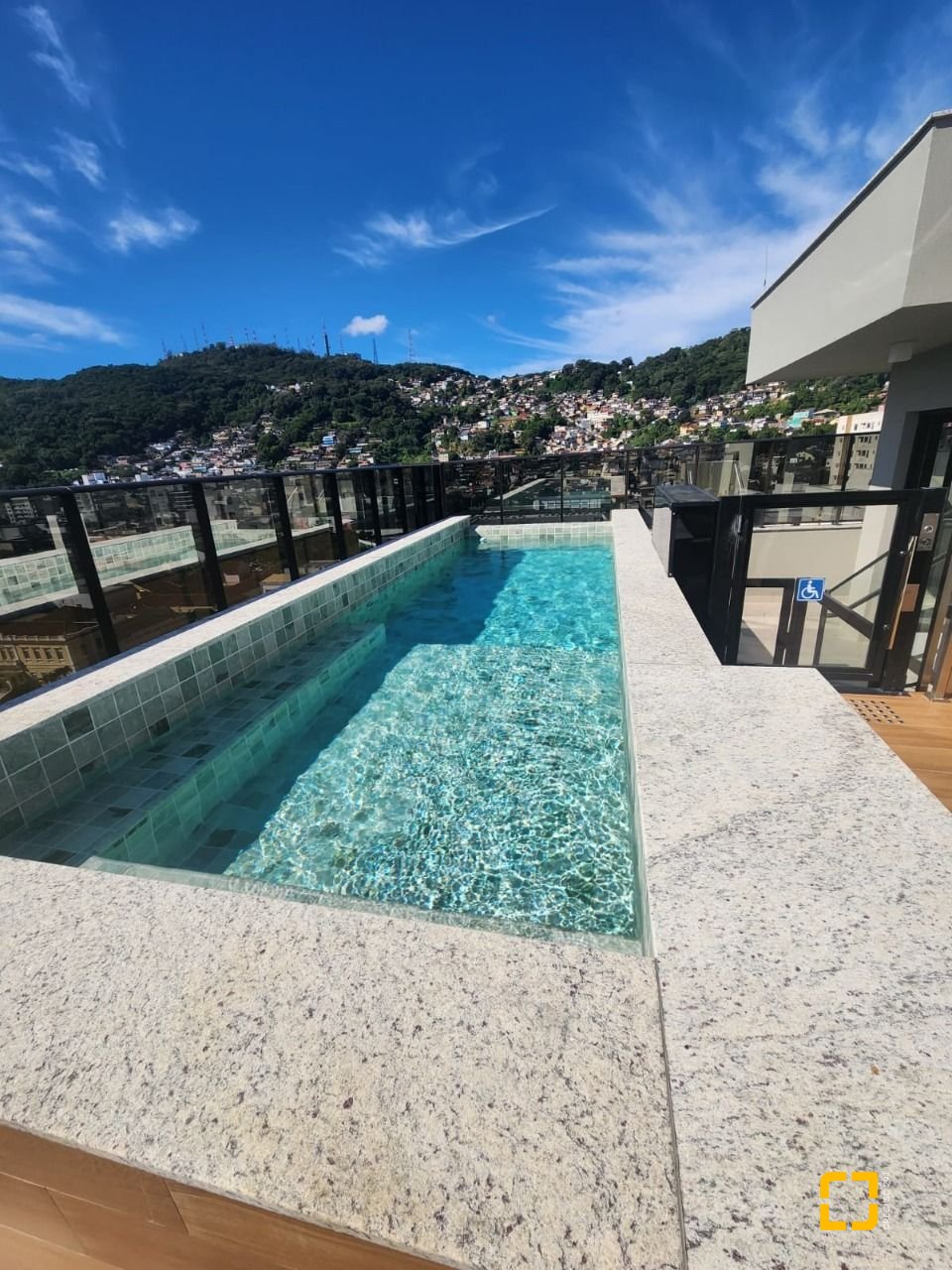 Apartamento com 69m², 4 quartos (sendo 2 suítes), 1 garagem, no bairro Centro em Florianópolis