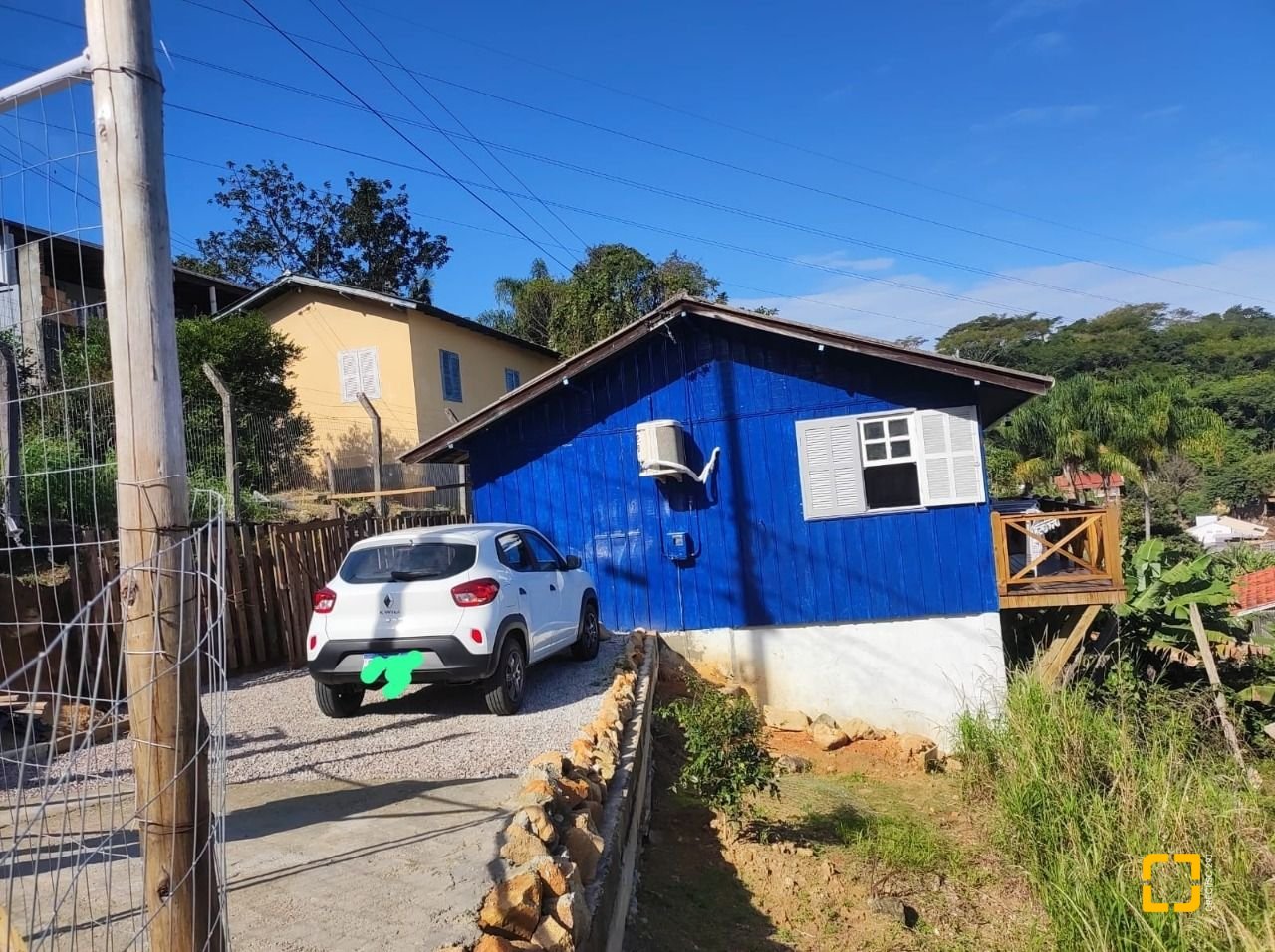 Casa com 90m², 2 quartos, 2 garagens, no bairro São Luiz em São José
