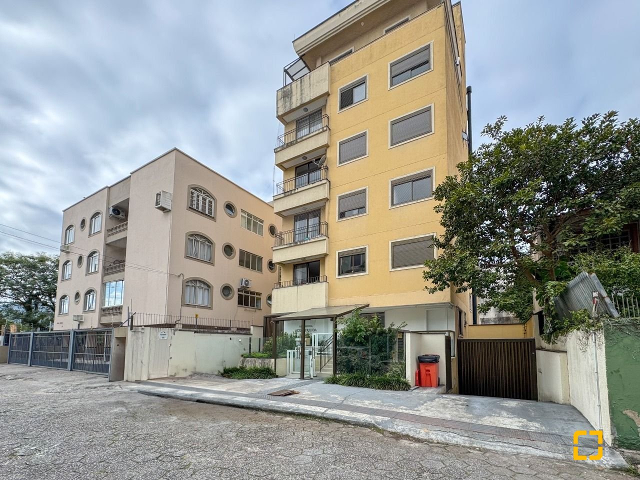 Apartamento com 105m², 3 quartos (sendo 1 suíte), 1 garagem, no bairro Trindade em Florianópolis