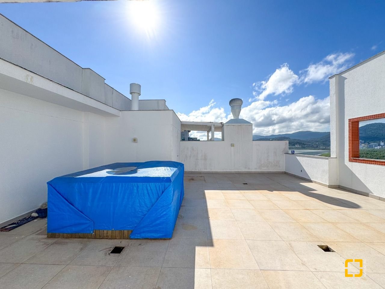 Cobertura com 156m², 4 quartos (sendo 1 suíte), 2 garagens, no bairro Agronômica em Florianópolis
