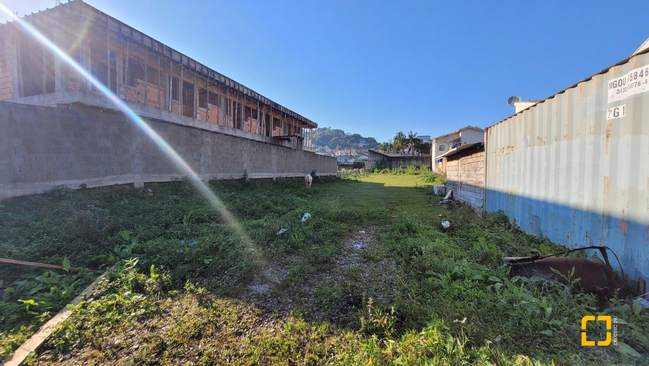Terreno com 869m², no bairro Fazenda Santo Antônio em São José