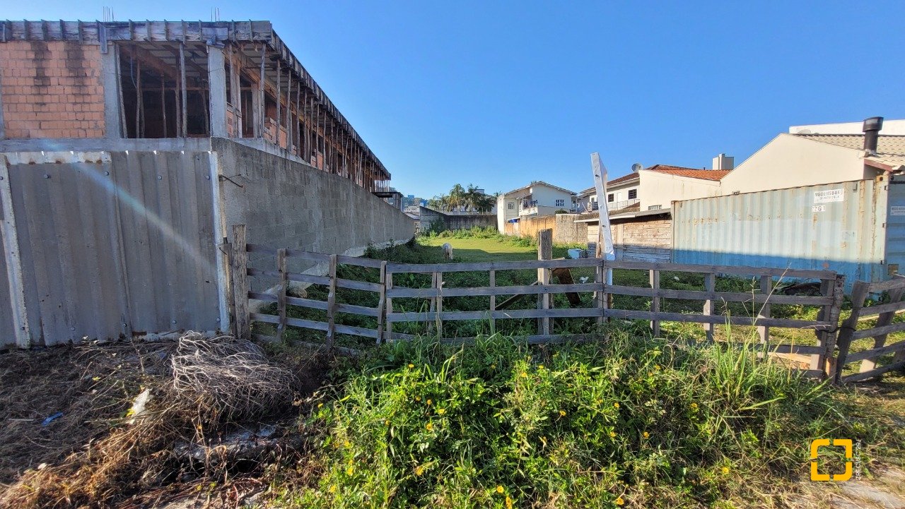 Terreno com 869m², no bairro Fazenda Santo Antônio em São José