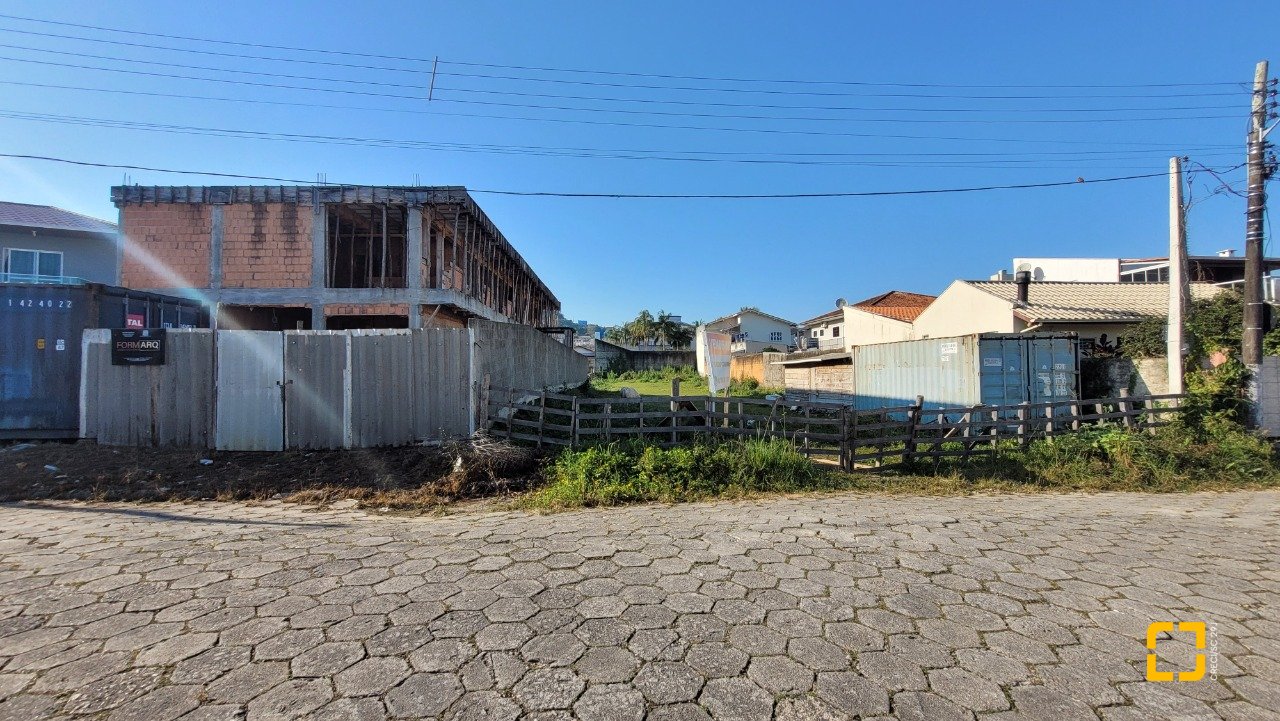 Terreno com 869m², no bairro Fazenda Santo Antônio em São José