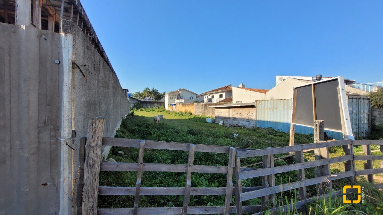 Terreno com 869m², no bairro Fazenda Santo Antônio em São José