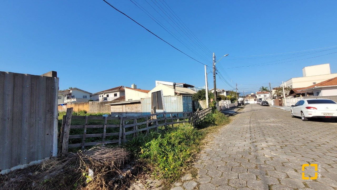 Terreno com 869m², no bairro Fazenda Santo Antônio em São José
