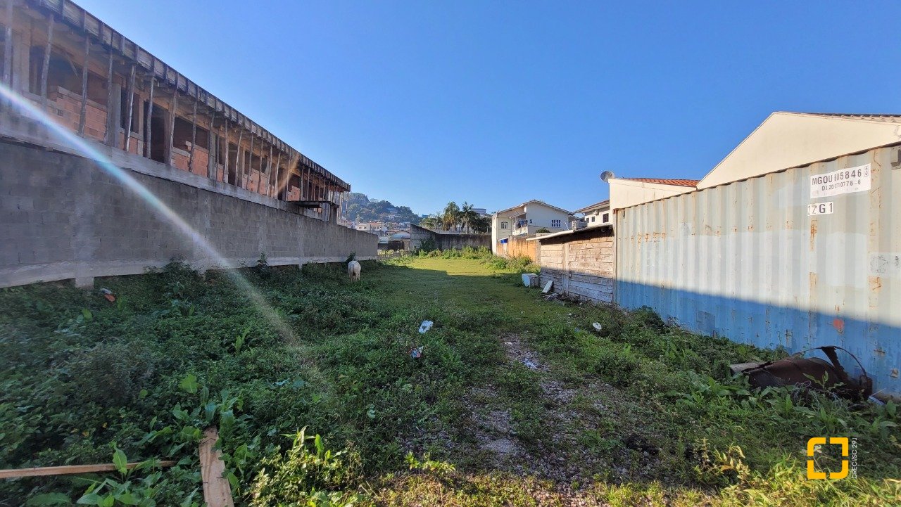 Terreno com 869m², no bairro Fazenda Santo Antônio em São José